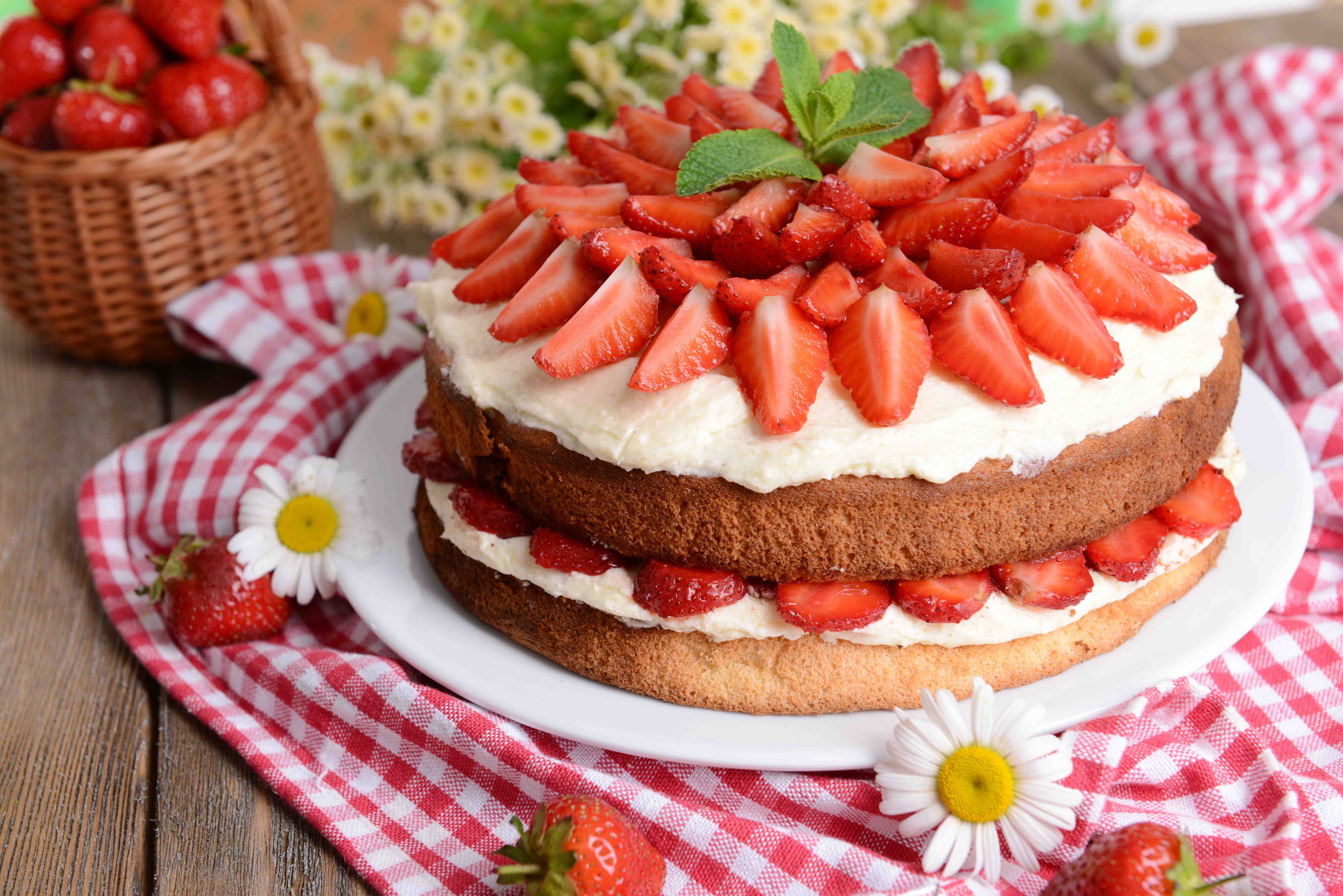 Pan di spagna con panna e fragole | Maia