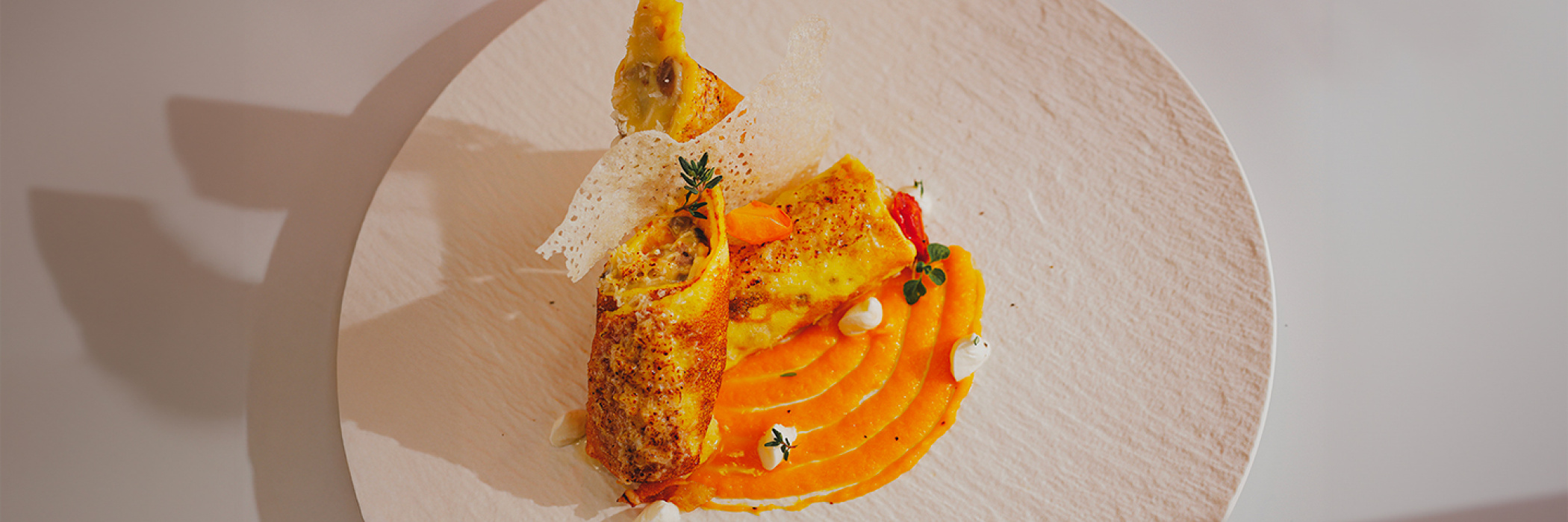 Cannoli di crêpes farciti con funghi e salsiccia su crema di zucca Cannoli di crêpes farciti con funghi e salsiccia su crema di zucca