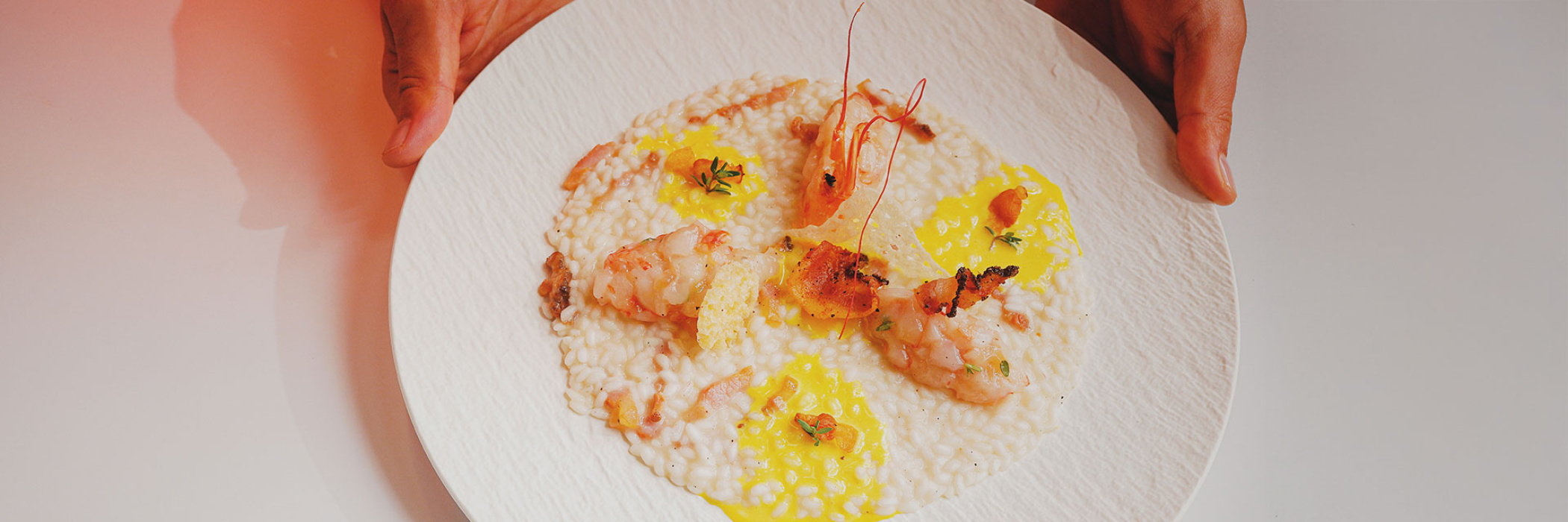 Maia ricetta per realizzare un uisotto con guanciale tartare di gambero e spuma d’uovo