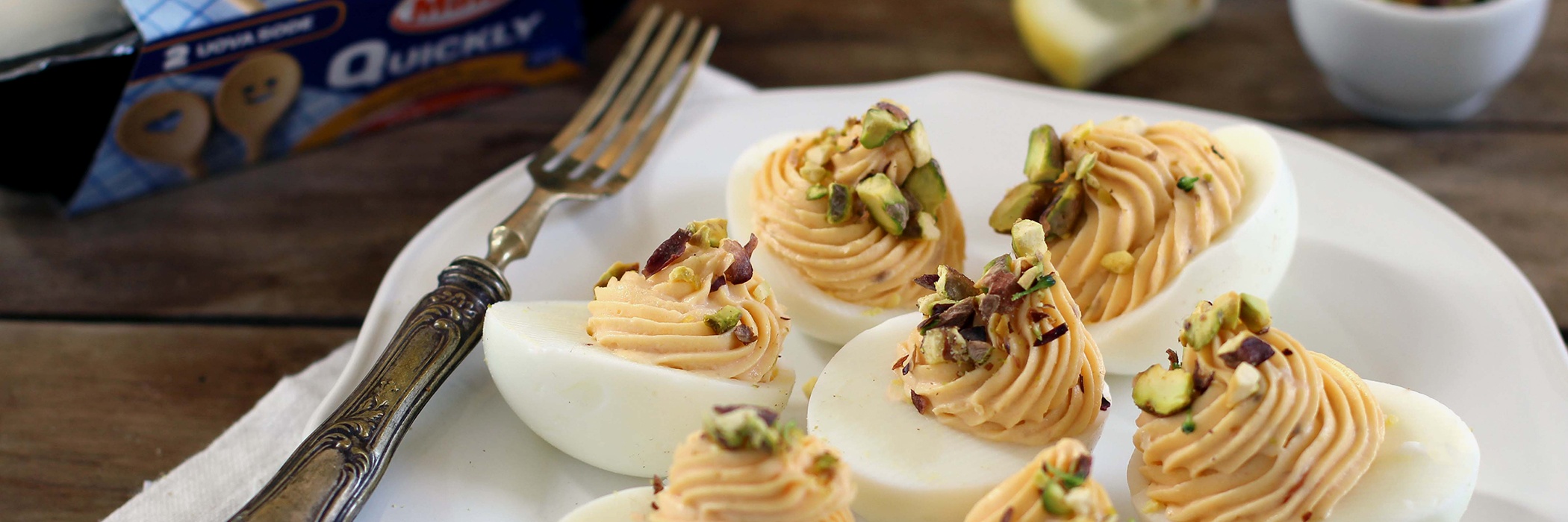 uova ripiene con salmone, formaggio fresco e pistacchi