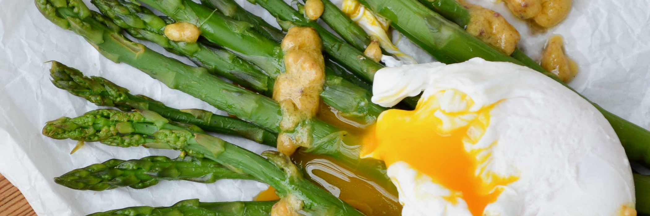 Asparagi con uova in camicia