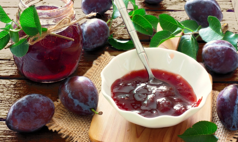 Marmellata di prugne, uva fragola, zenzero e alloro