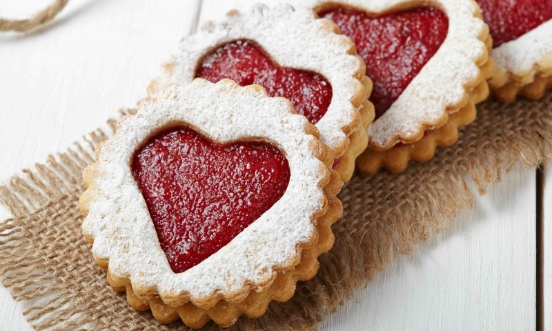 Biscotti pastafrolla con marmellata di fragole