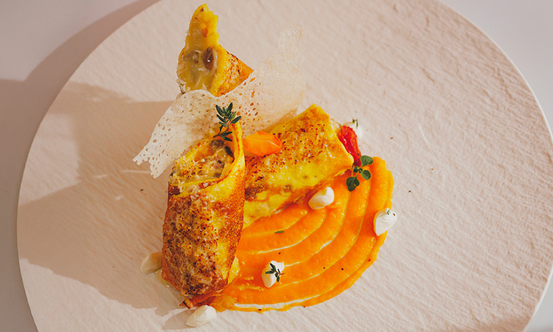 Cannoli di crêpes farciti con funghi e salsiccia su crema di zucca