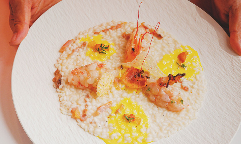 Maia ricetta per realizzare un uisotto con guanciale tartare di gambero e spuma d’uovo