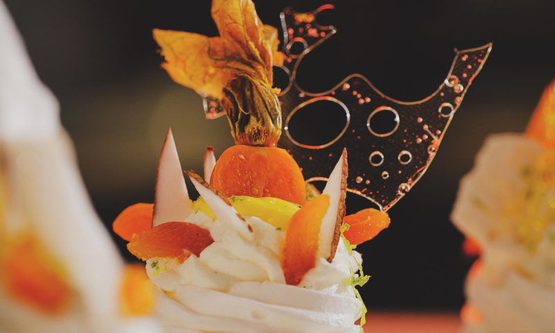 Ricetta Maia per realizzare una mini Pavlova con frutta fresca di stagione