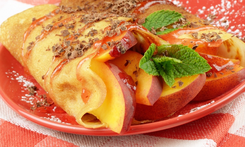 crepes con pesche e sciroppo d'acero