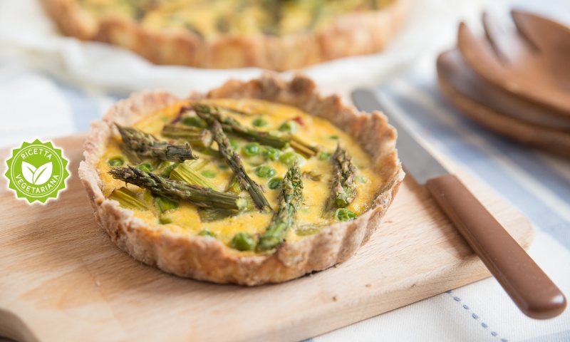 torta salata con asparagi e piselli