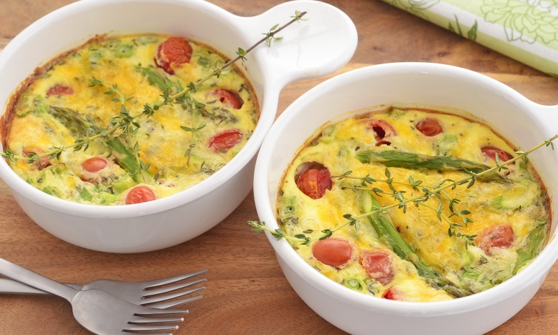 quiche di asparagi, timo e pomodorini