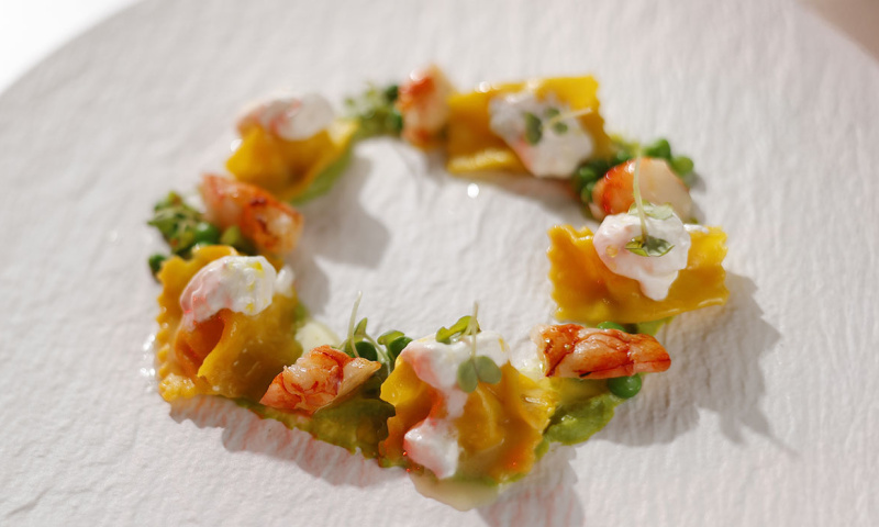 MAIA - ricetta per la realizzazione di ravioli farciti con gamberi ed erba cipollina, saltati con burro al limone, stracciatella e crema di piselli
