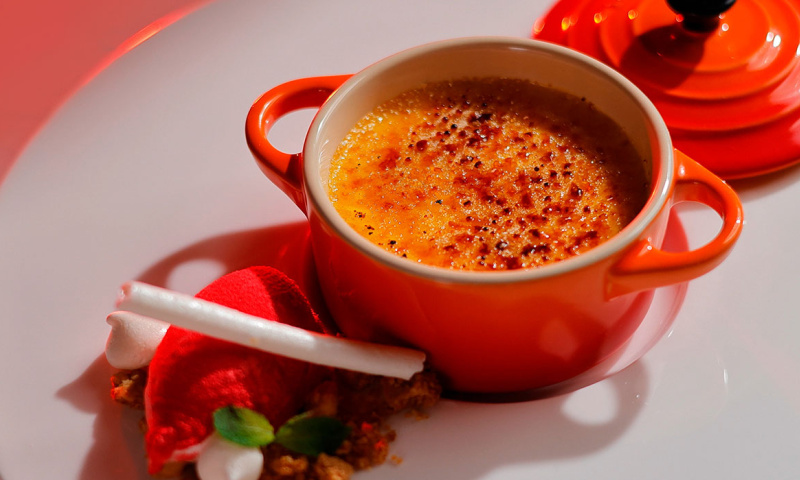Maia - ricetta Creme brulè alla vaniglia, con gelato ai frutti rossi 