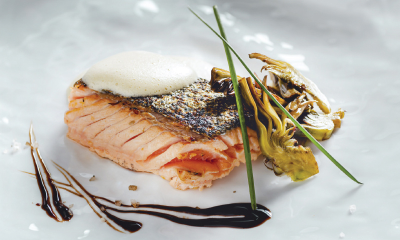 Maia ricetta SALMONE PIASTRATO CON CARCIOFI TRIFOLATI E ZABAIONE DI BIRRA SCURA