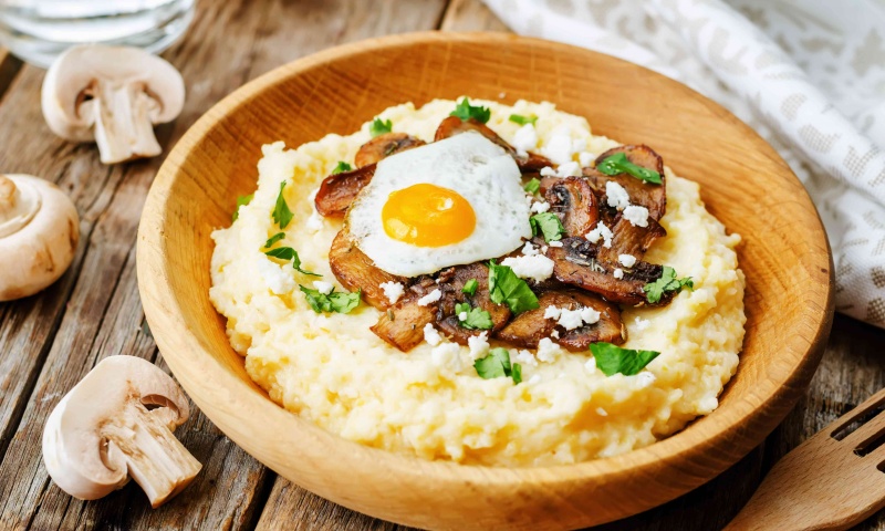 Polenta con funghi e uova